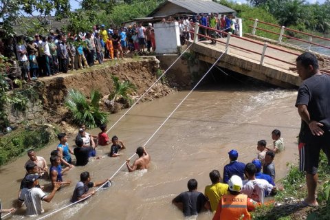 BPBD dan Basarnas Terus Lakukan Pencarian Korban Ambruknya Jembatan Delas