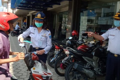 Dishub Babel Bagikan Ratusan Masker untuk Pengendara