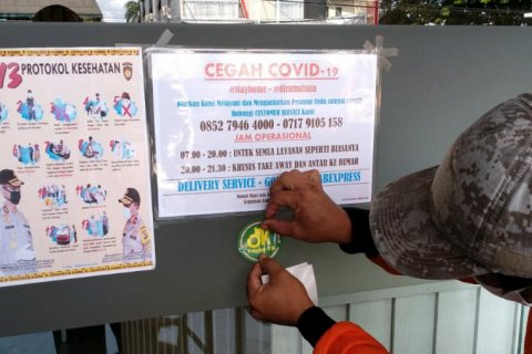 GTPPC-19 Babel Tempeli Stiker Patuhi Protokol Covid-19 di Perkantoran dan Pertokoan