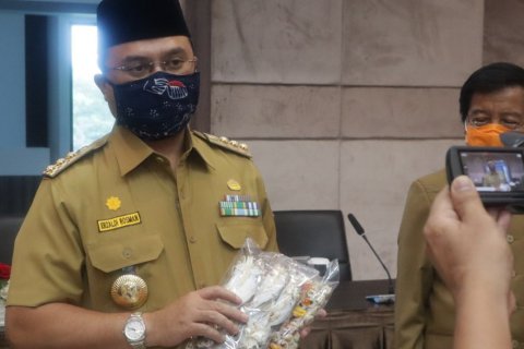 Gubernur Erzaldi Rosman : Masyarakat Tidak Perlu Khawatir Tentang Penyaluran Bantuan Masyarakat Terdampak Covid19