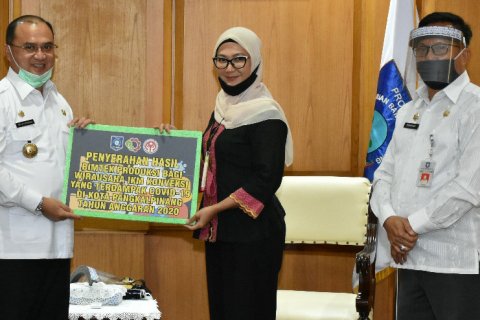 Ketua Dekranasda Babel Serahkan Masker dan Face Shield Hasil Bimtek IKM Kepada Ketua Gugus Tugas