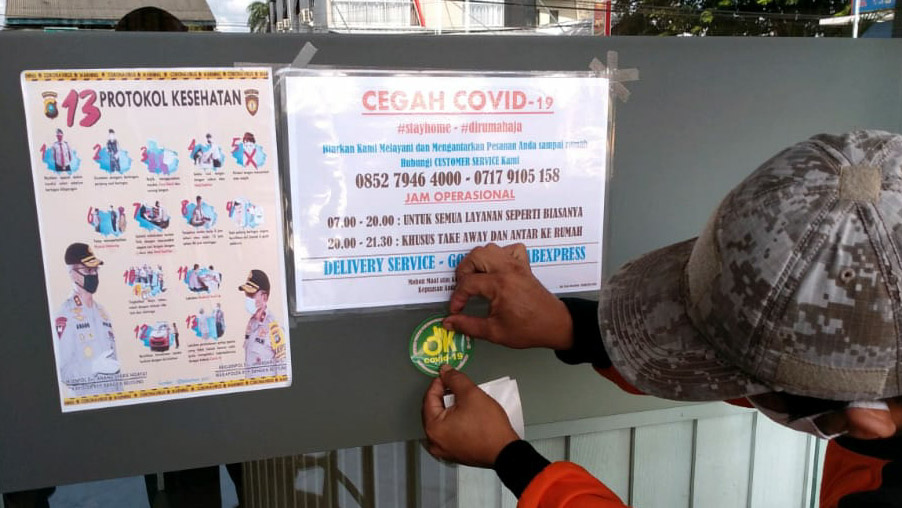 GTPPC-19 Babel Tempeli Stiker Patuhi Protokol Covid-19 di Perkantoran dan Pertokoan