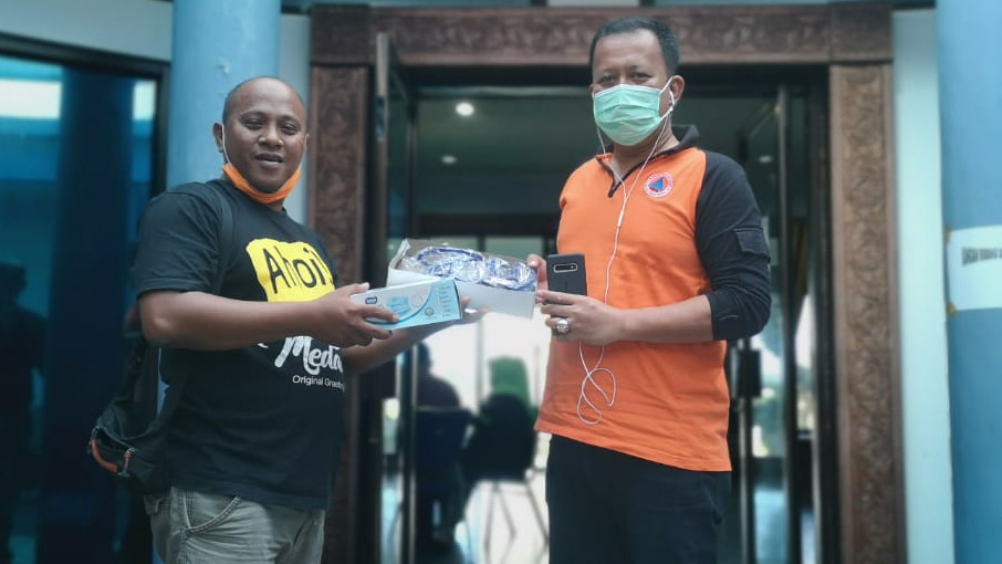 Gugus Tugas Covid-19 Babel Beri Bantuan APD Ke Pewarta Foto Babel