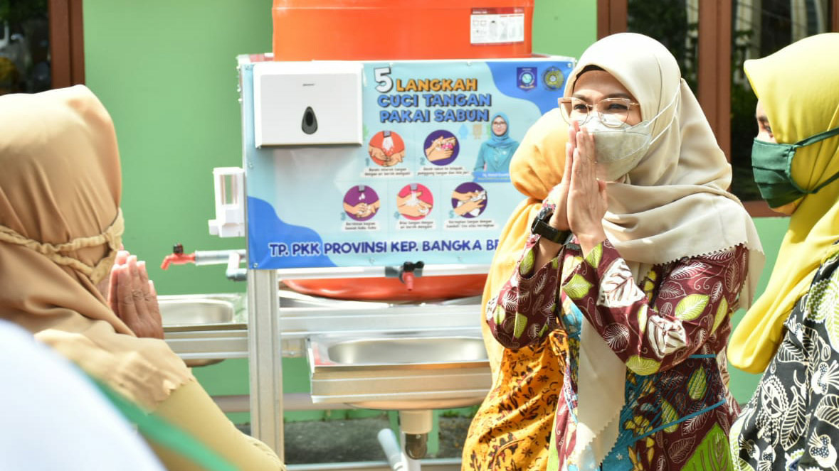 Terus Cegah Penyebaran Covid-19, Ketua TP PKK Babel Bagikan Instalasi Cuci Tangan